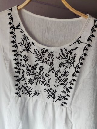 Blusa blanca bordada