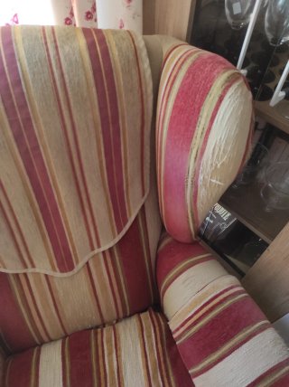 Sillón orejero burdeos y beige, patas madera