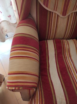 Sillón orejero burdeos y beige, patas madera