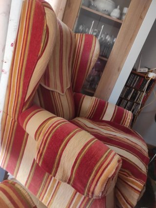 Sillón orejero burdeos y beige, patas madera