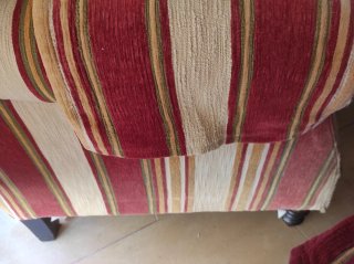 Sillón orejero burdeos y beige, patas madera