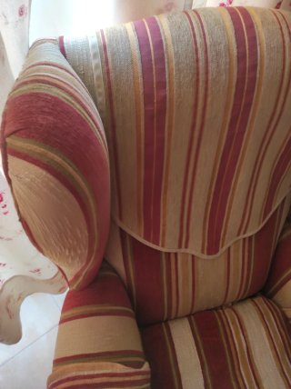Sillón orejero burdeos y beige, patas madera