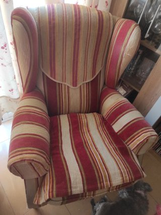 Sillón orejero burdeos y beige, patas madera