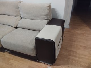 Sofá chaise longue beige y marrón
