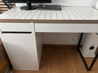 Escritorio moderno blanco y madera