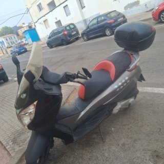 Honda Maxi Scooter Negra y Plateada