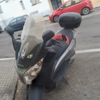 Honda Maxi Scooter Negra y Plateada