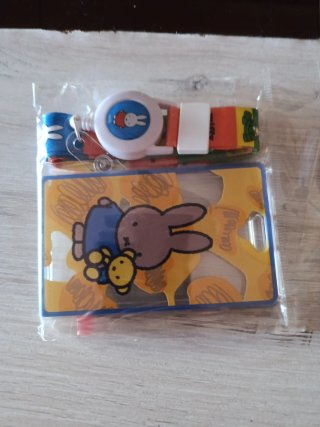 Tarjetero Miffy con cordón retráctil