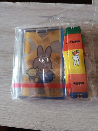 Tarjetero Miffy con cordón retráctil