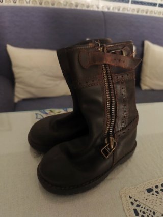 Botas camperas marrones con cremallera. Número 25
