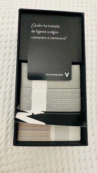 The Voting Game - Juego de cartas para adultos 17+