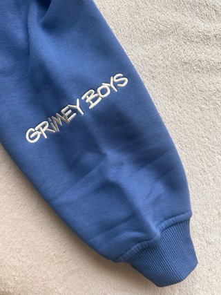 Sudadera GRMY azul con capucha.