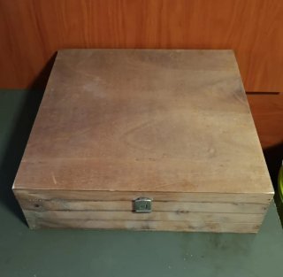 Caja de madera 42x43x13 cm
