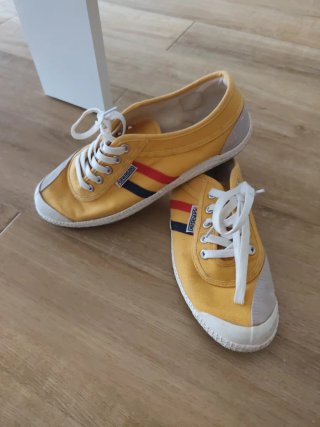 Zapatillas Kawasaki rojas y blancas