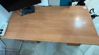 Escritorio de madera marrón
