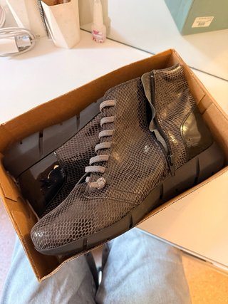 Botines grises efecto piel serpiente