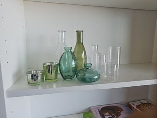 Lote de 20 jarrones y portavelas de cristal