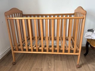 Cuna de madera con ruedas