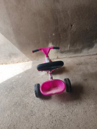 Triciclo infantil rosa con manillar