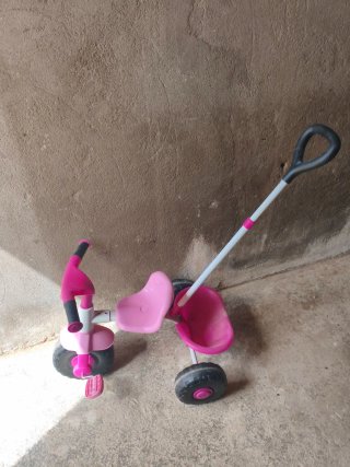 Triciclo infantil rosa con manillar