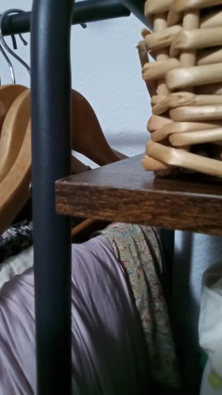 Perchero con estantes de metal y madera