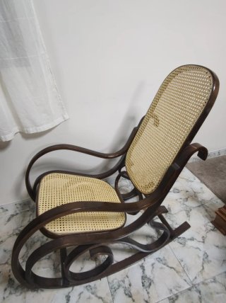 Mecedora clásica madera curvada rejilla