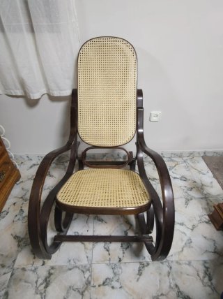Mecedora clásica madera curvada rejilla
