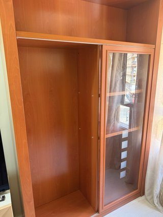 Armario de salón con puerta de cristal deslizante
