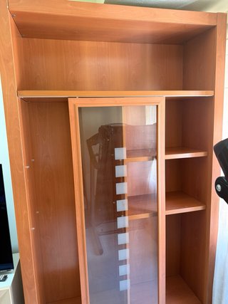 Armario de salón con puerta de cristal deslizante