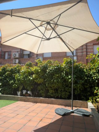 Sombrilla de jardín beige y gris