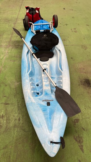 Kayak rígido azul con pala y carrito