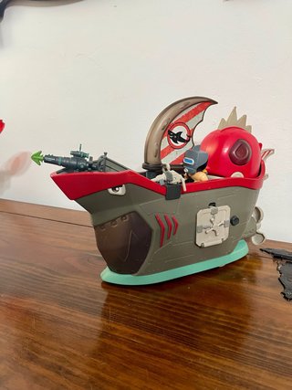 Barco de juguete tiburón con figura