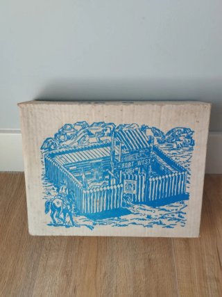 Fuerte de madera antiguo con indios y vaqueros