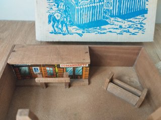 Fuerte de madera antiguo con indios y vaqueros