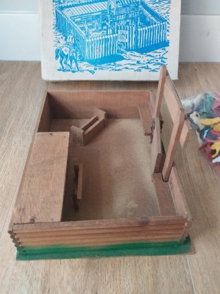 Fuerte de madera antiguo con indios y vaqueros