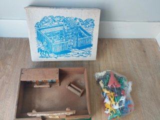 Fuerte de madera antiguo con indios y vaqueros