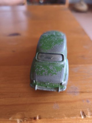 Coche de juguete antiguo verde