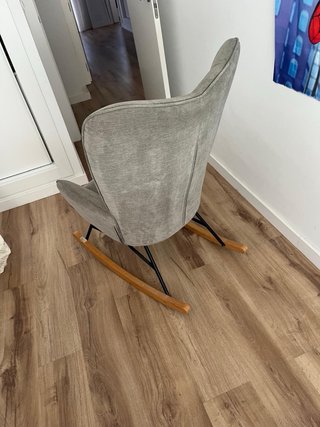Mecedora gris tela y madera