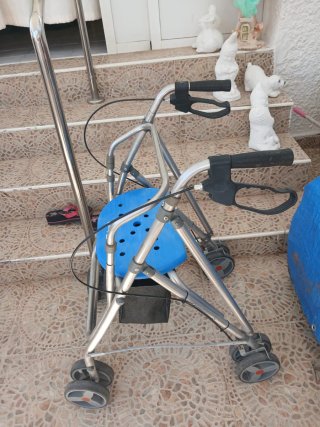 Andador con asiento y ruedas