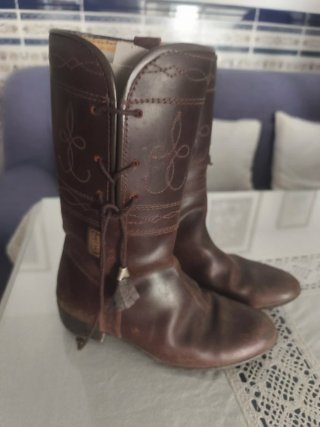 Botas camperas de cuero marrón. Número 28