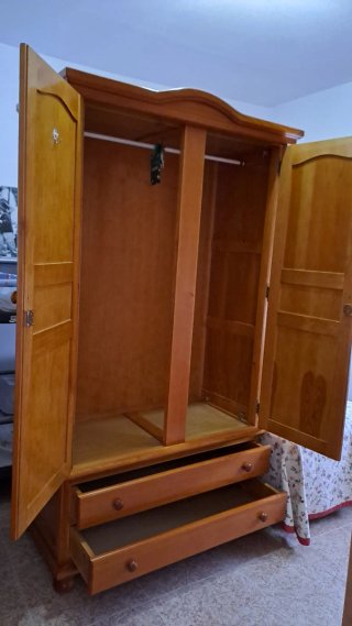 Ropero de madera con cajones