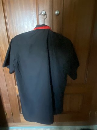 Camisa negra con corbata roja