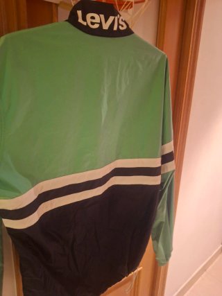 Chubasquero Cortavientos Levi's Verde y Negro