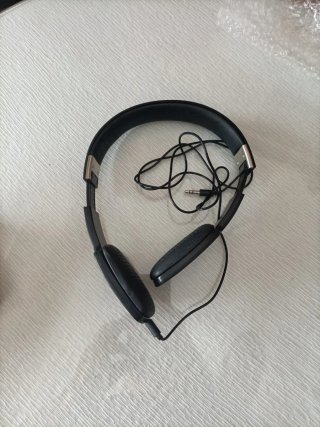 Auriculares con cable negros