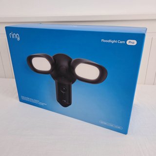 Floodlight Cam Pro, Ring Cámara Pro 4K, con focos