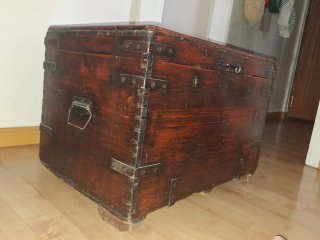 Baúl antiguo de madera
