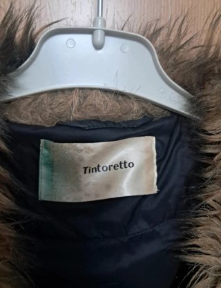 Abrigo negro con cuello de pelo