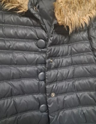 Abrigo negro con cuello de pelo
