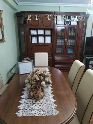 Mueble de salón antiguo. Regalo mesa y 6 sillas.