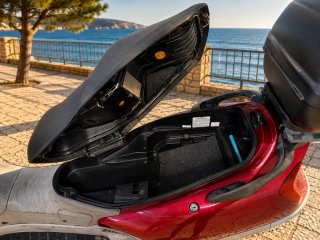 Honda Foresight Roja Maxi-Scooter 250 c.c.